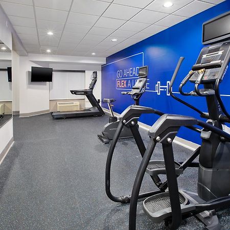 Holiday Inn Express & Suites Milwaukee Nw - Park Place By Ihg Екстер'єр фото