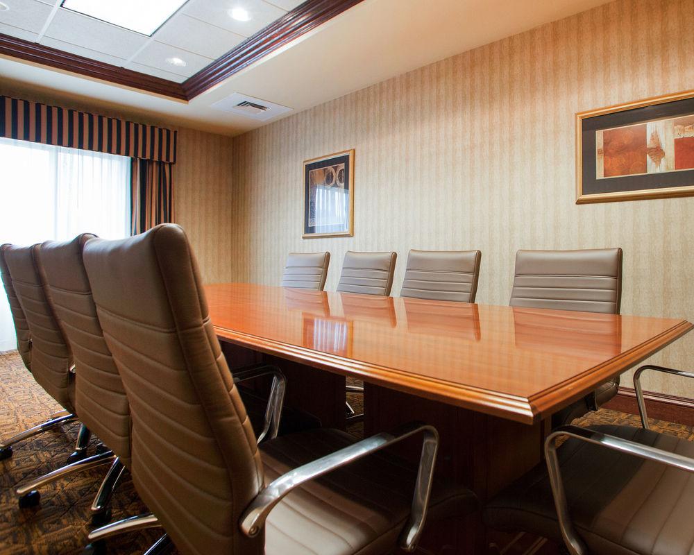 Holiday Inn Express & Suites Milwaukee Nw - Park Place By Ihg Екстер'єр фото