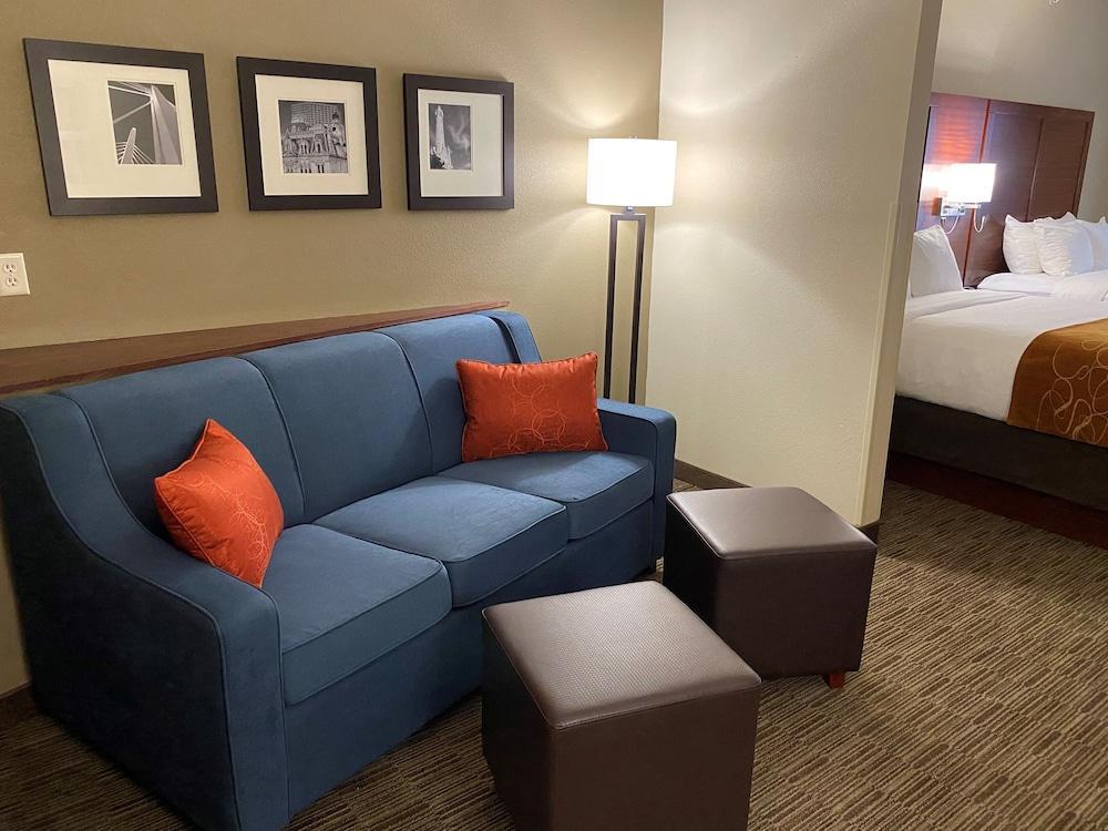 Holiday Inn Express & Suites Milwaukee Nw - Park Place By Ihg Екстер'єр фото