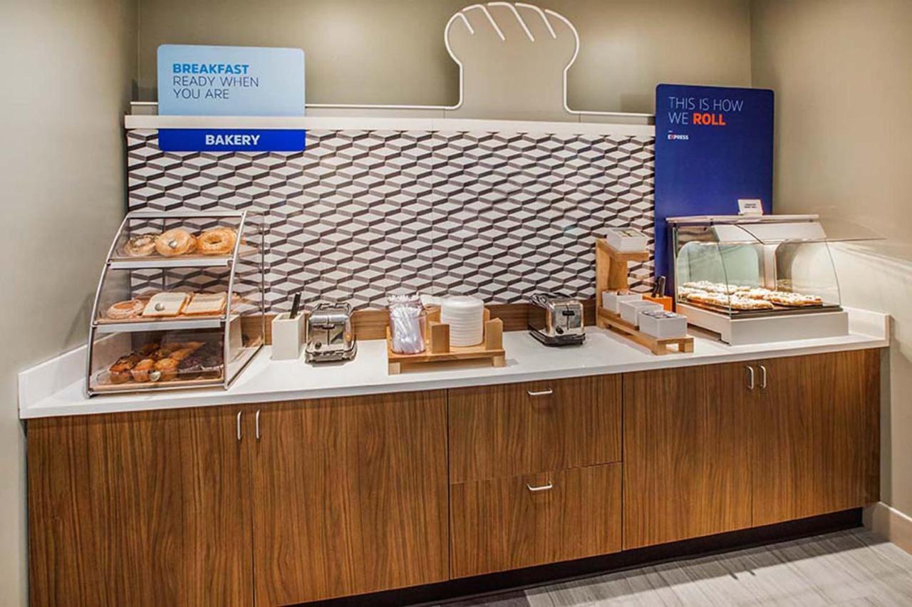 Holiday Inn Express & Suites Milwaukee Nw - Park Place By Ihg Екстер'єр фото