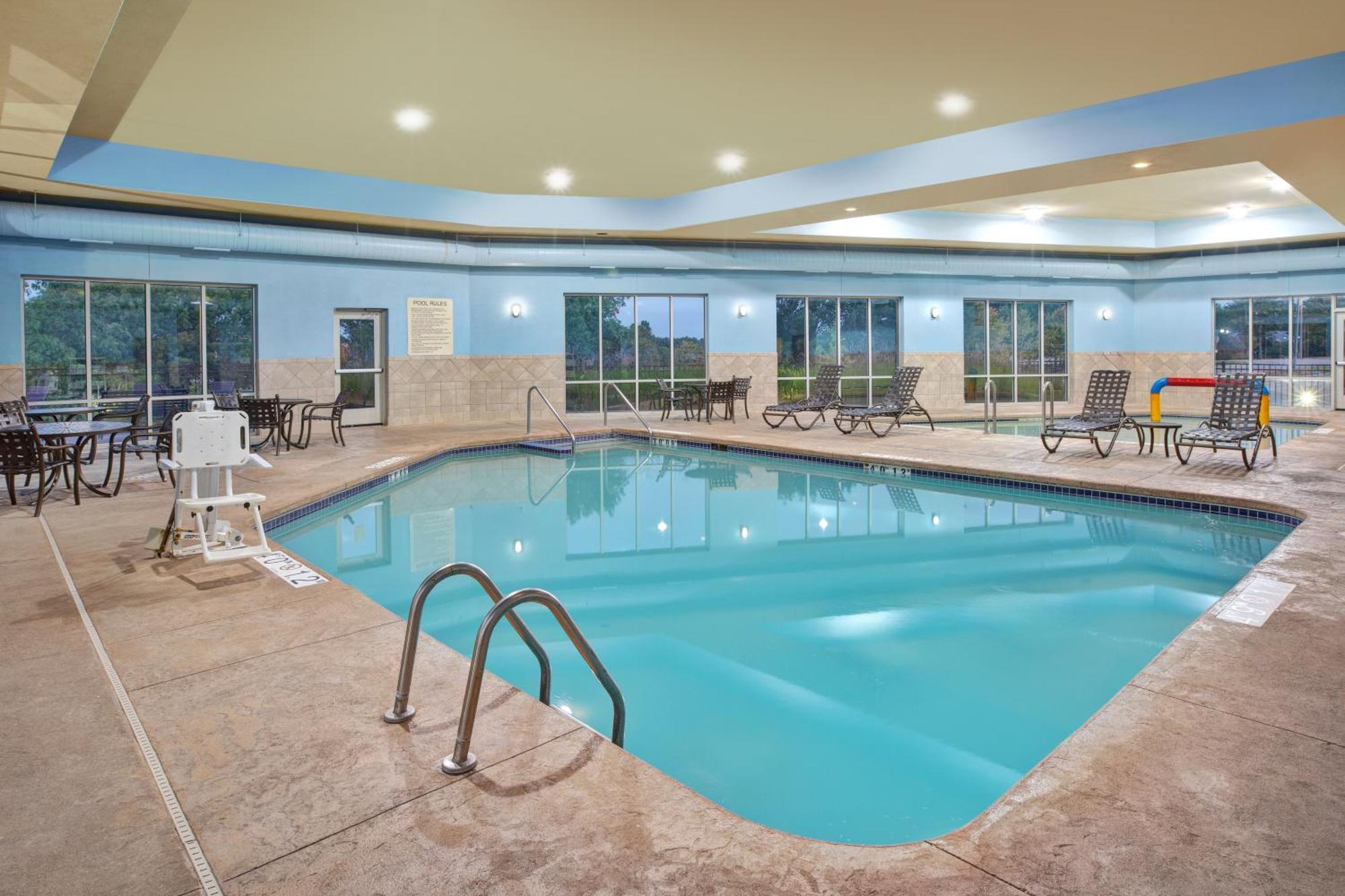 Holiday Inn Express & Suites Milwaukee Nw - Park Place By Ihg Екстер'єр фото