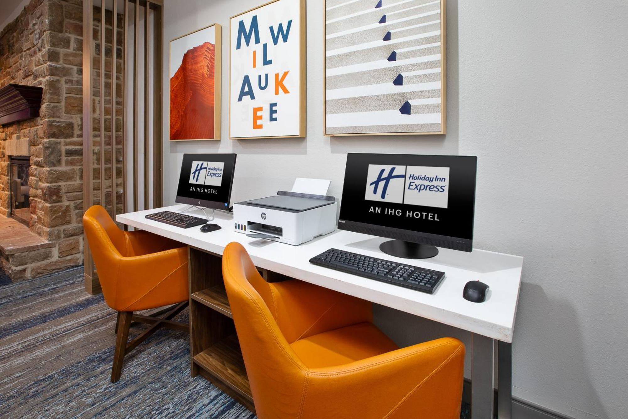 Holiday Inn Express & Suites Milwaukee Nw - Park Place By Ihg Екстер'єр фото