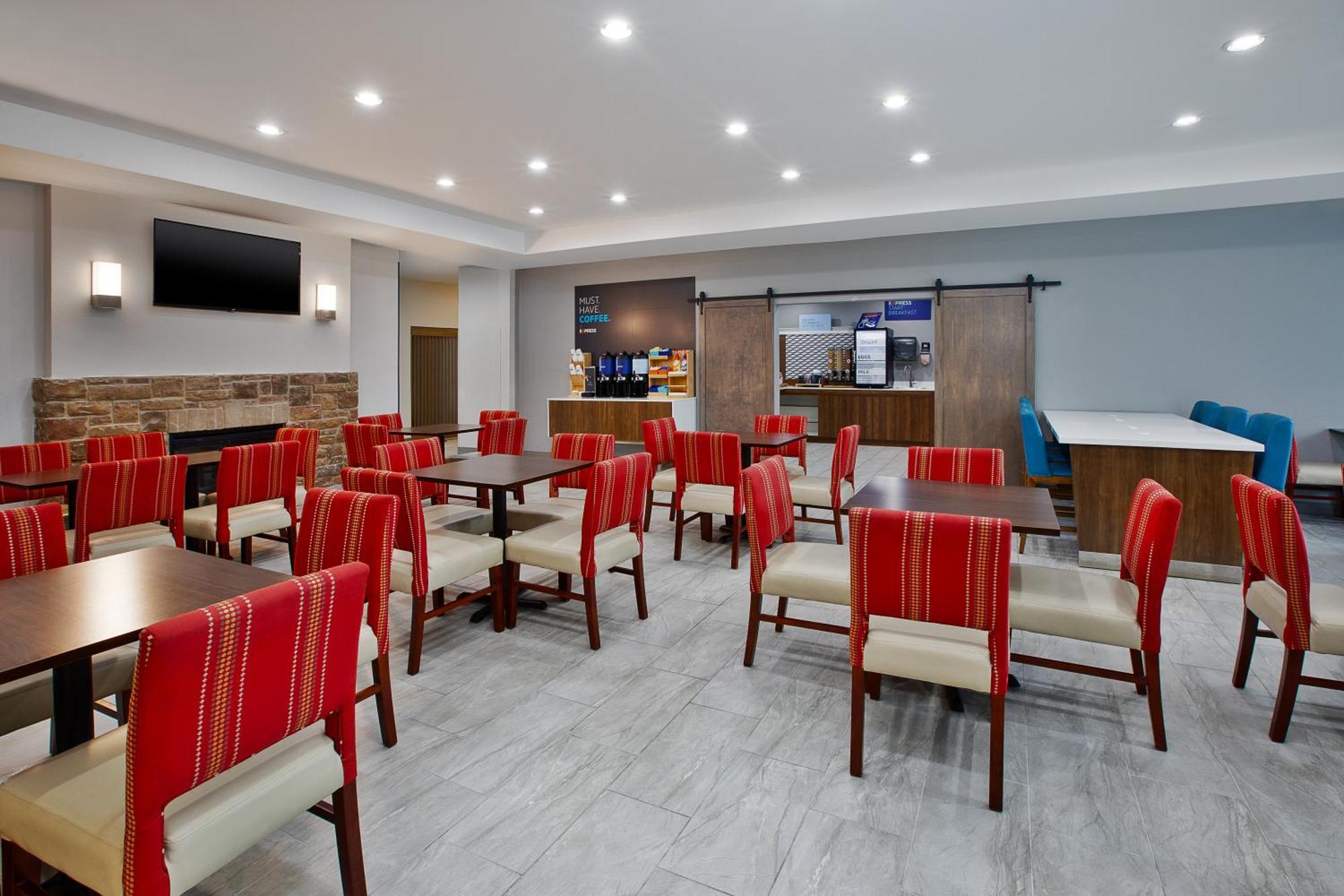 Holiday Inn Express & Suites Milwaukee Nw - Park Place By Ihg Екстер'єр фото