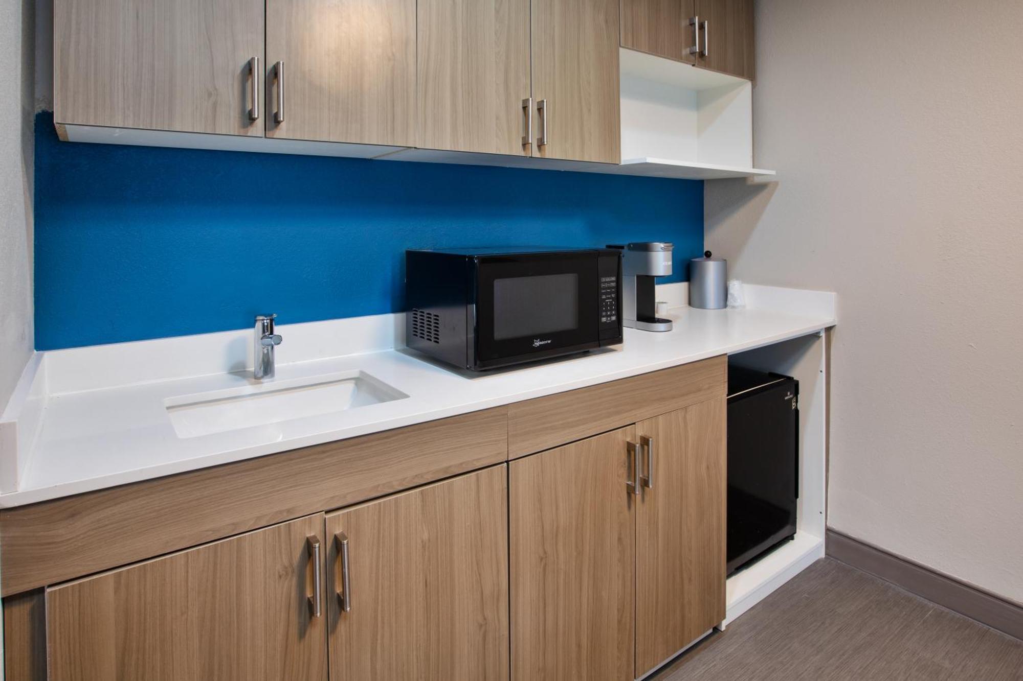 Holiday Inn Express & Suites Milwaukee Nw - Park Place By Ihg Екстер'єр фото