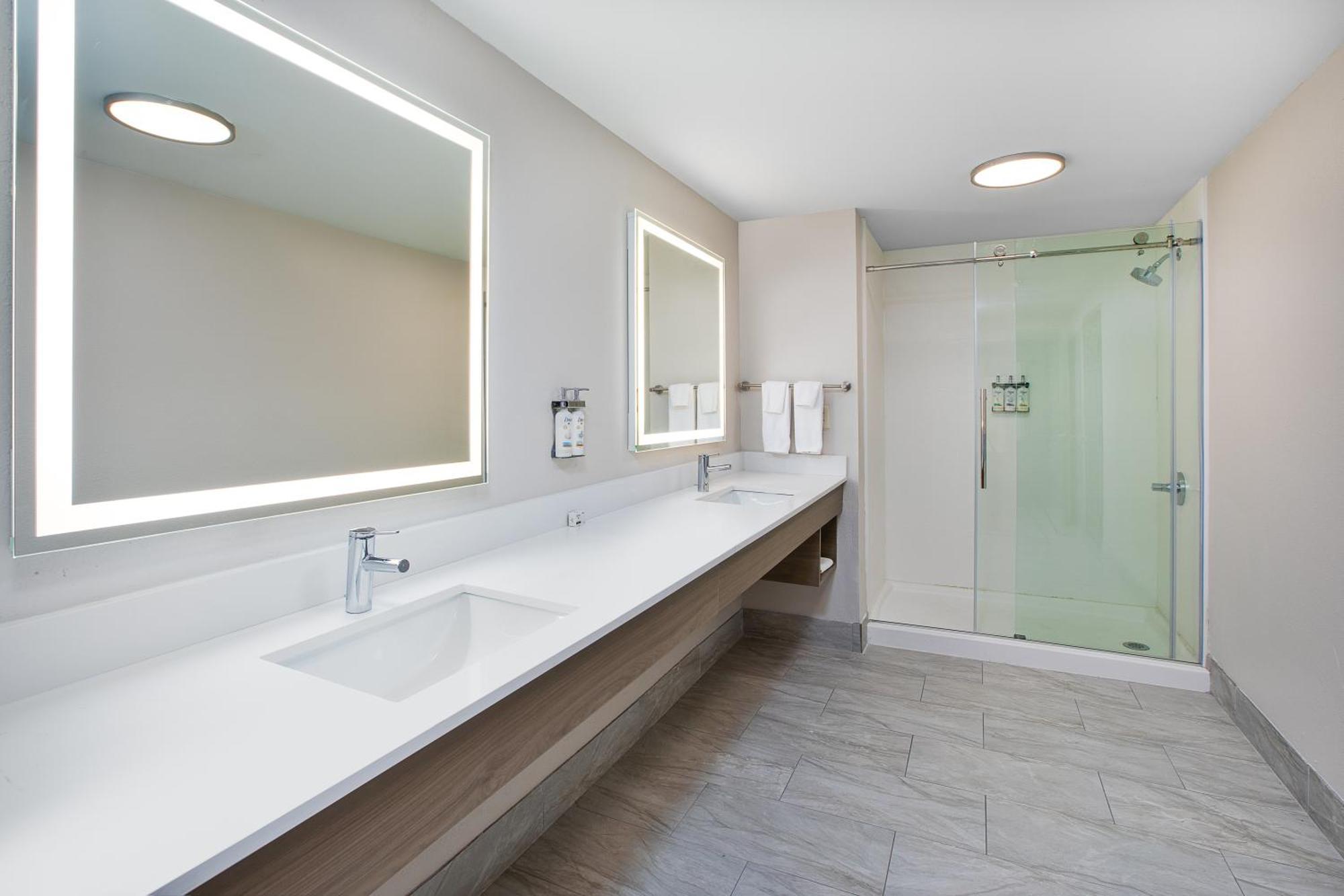 Holiday Inn Express & Suites Milwaukee Nw - Park Place By Ihg Екстер'єр фото