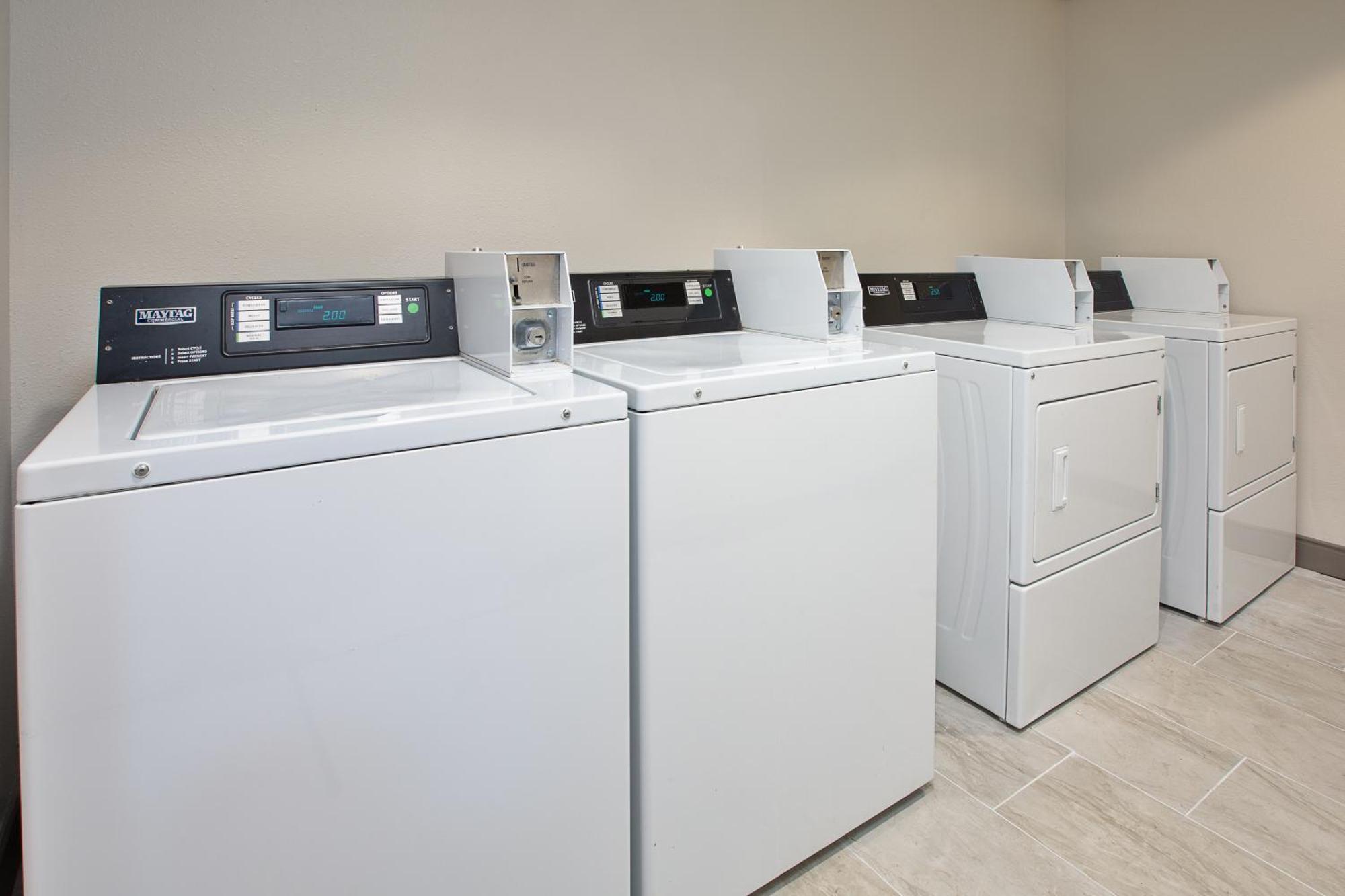 Holiday Inn Express & Suites Milwaukee Nw - Park Place By Ihg Екстер'єр фото