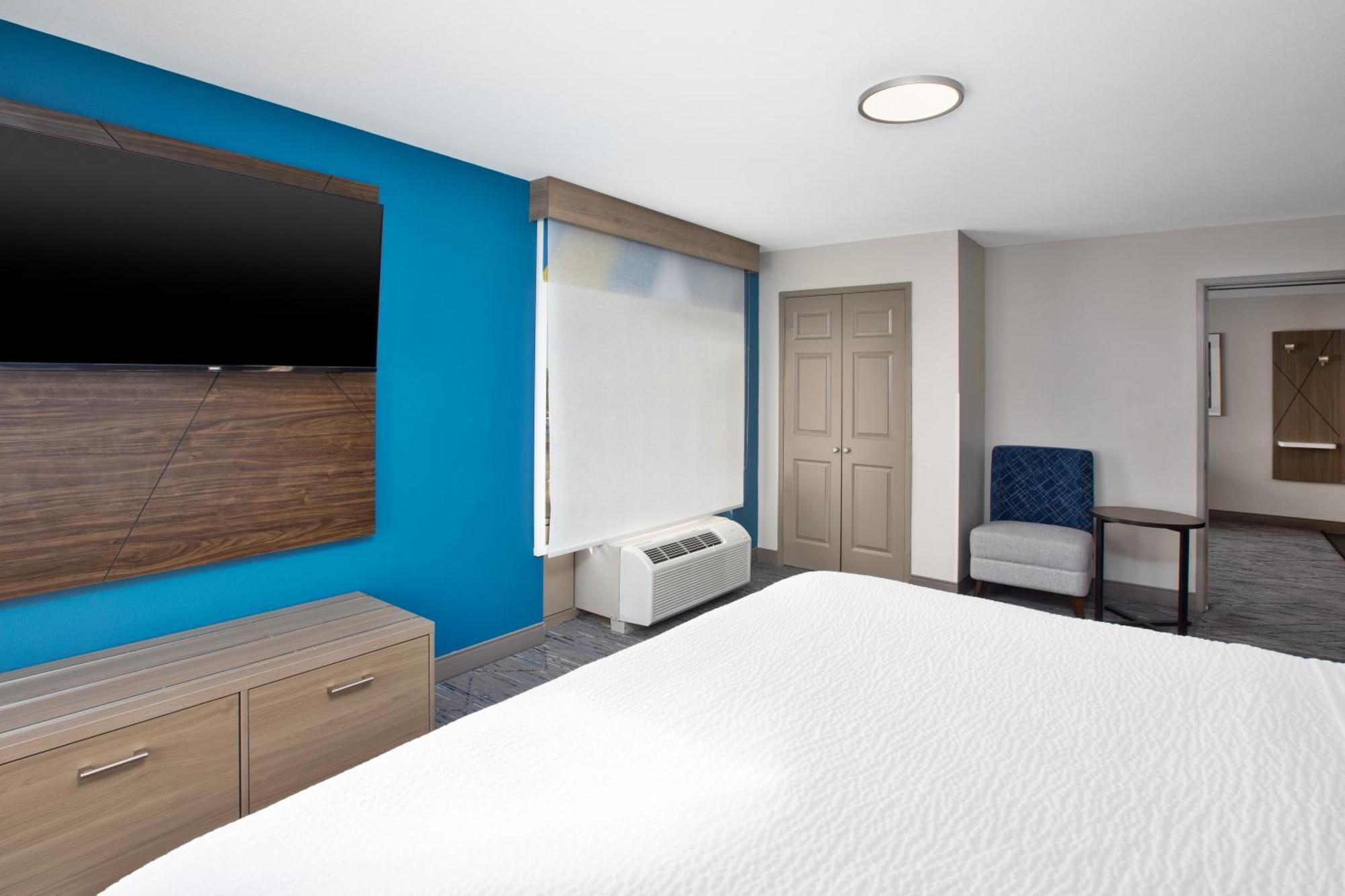 Holiday Inn Express & Suites Milwaukee Nw - Park Place By Ihg Екстер'єр фото