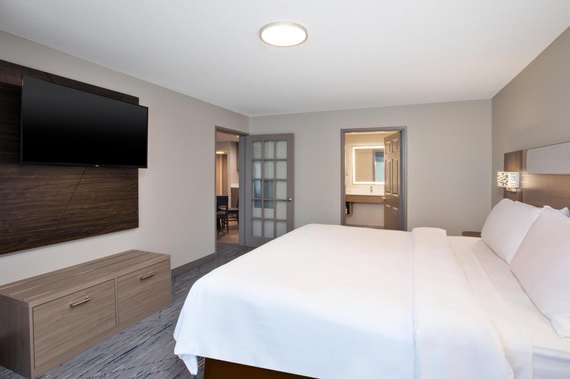 Holiday Inn Express & Suites Milwaukee Nw - Park Place By Ihg Екстер'єр фото