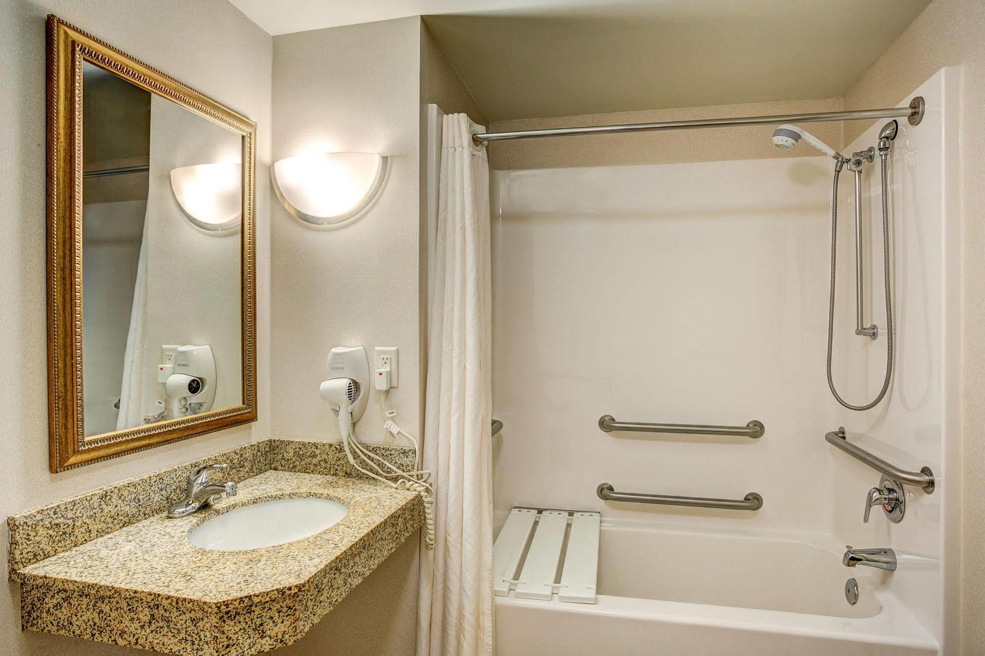 Holiday Inn Express & Suites Milwaukee Nw - Park Place By Ihg Екстер'єр фото