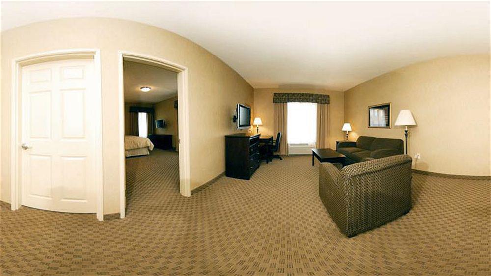 Holiday Inn Express & Suites Milwaukee Nw - Park Place By Ihg Екстер'єр фото