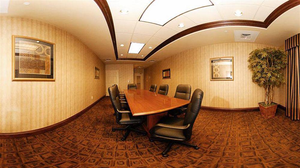 Holiday Inn Express & Suites Milwaukee Nw - Park Place By Ihg Екстер'єр фото